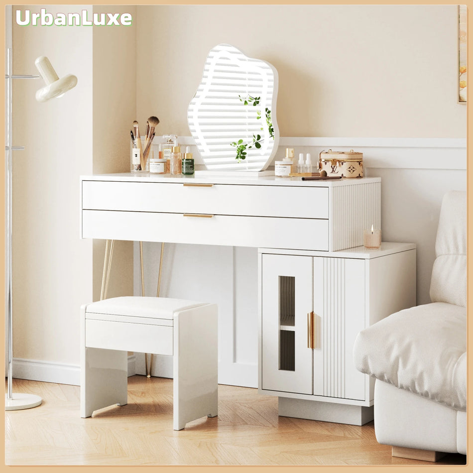 Kaupunkilainen ylellinen meikkipöytä valaistulla peilillä, jossa on kaksi laatikkoa