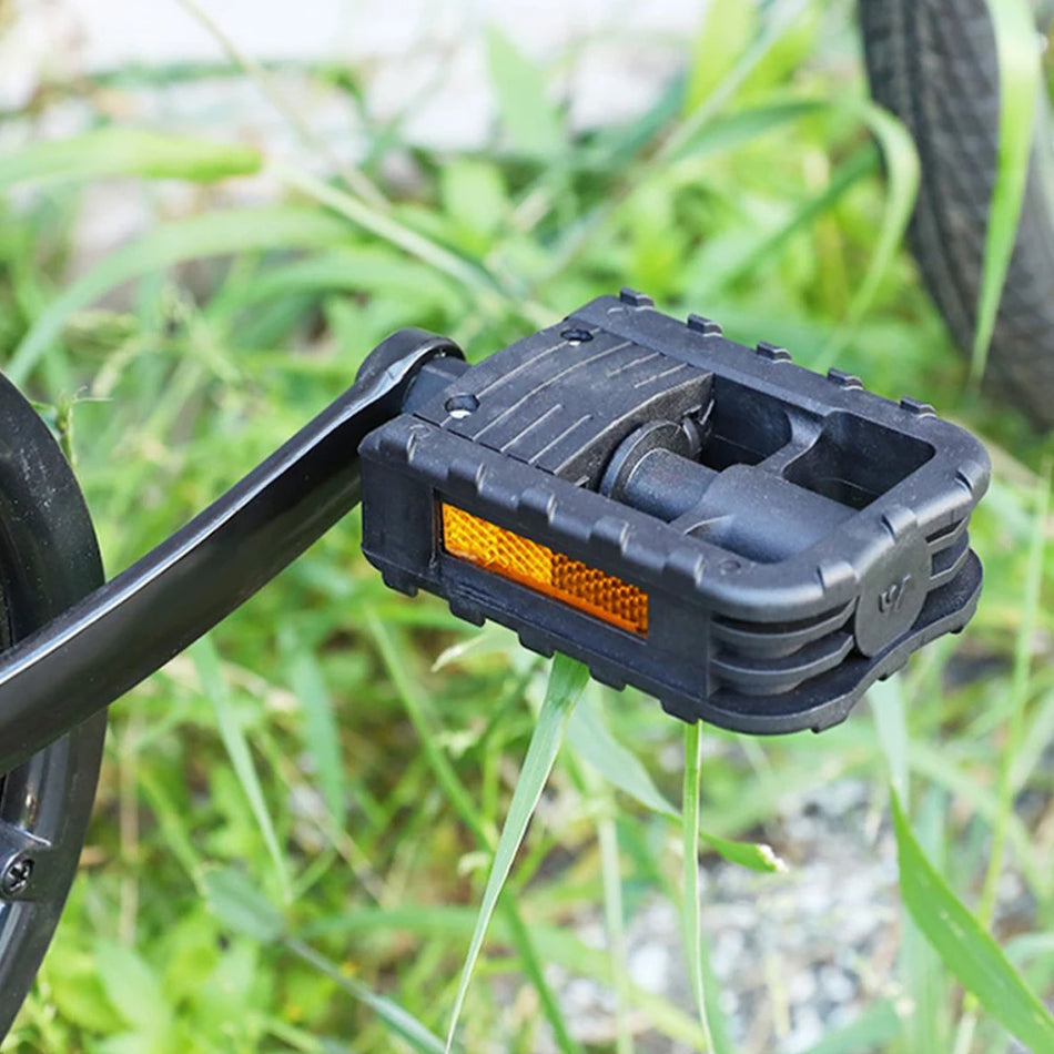 Pedala z nedrsečo platformo z odsevniki za zložljive kolesa