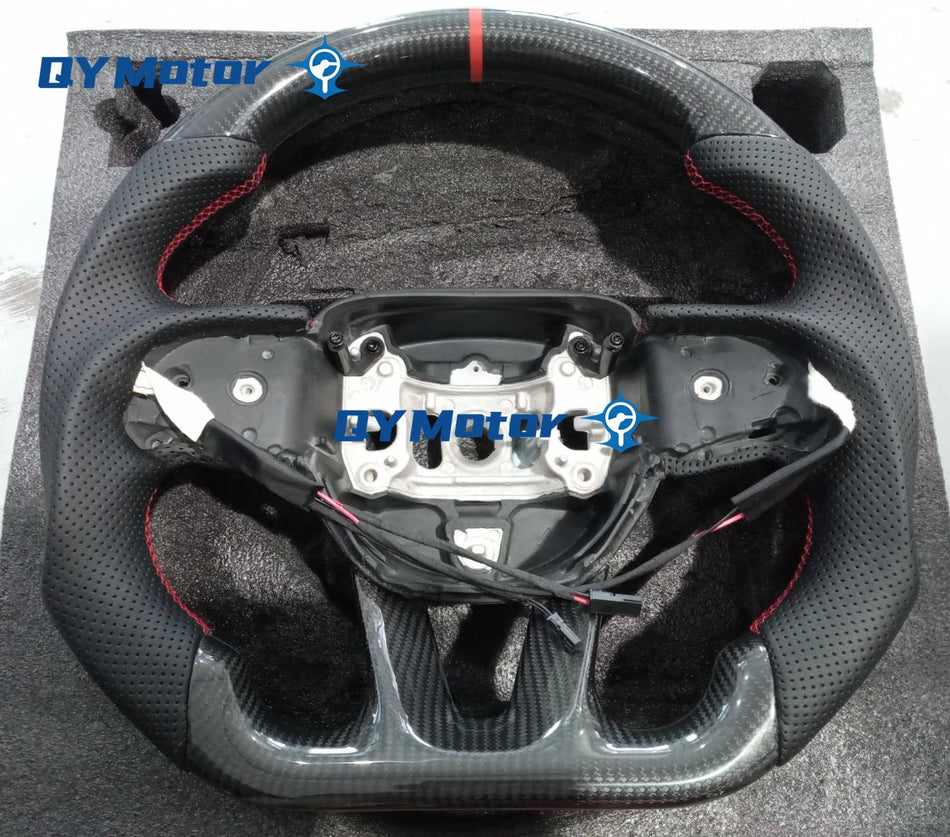 Додж Чалънджър SRT Хелкат с подгряване на волан от въглеродни влакна