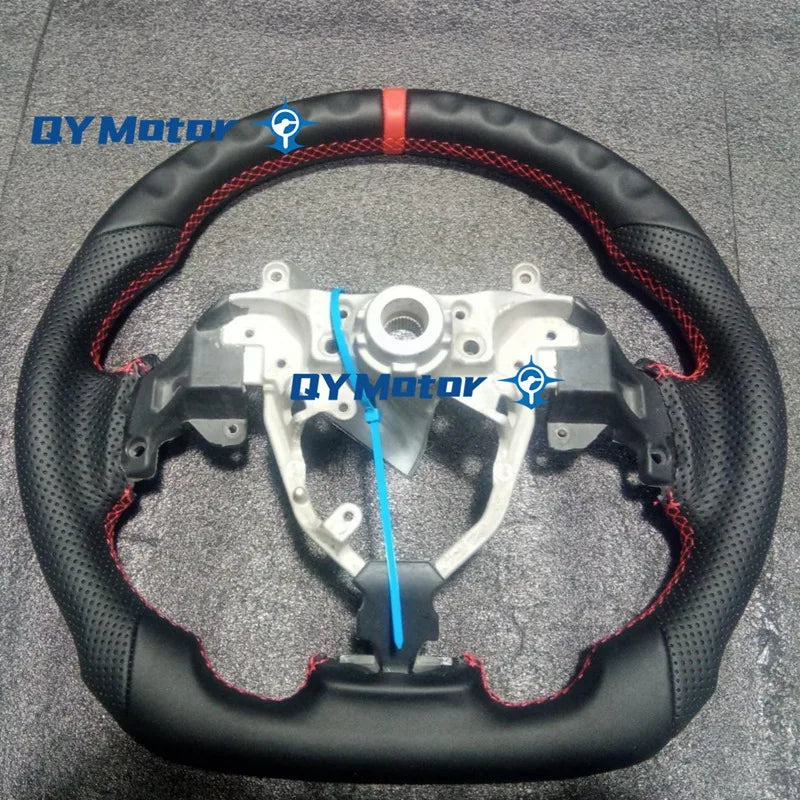 Volante in pelle Lexus IS con cuciture rosse, liscio e perforato