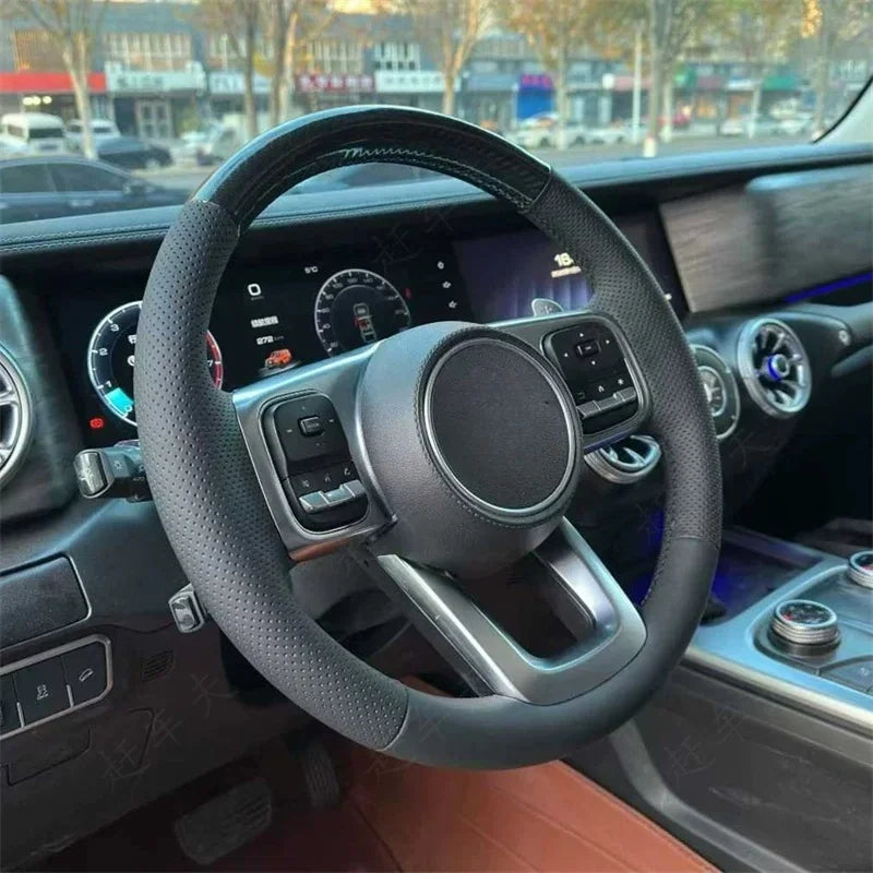 Rivestimento del volante con fibra di carbonio e pelle cucita a mano per Great Wall Tank 500 700