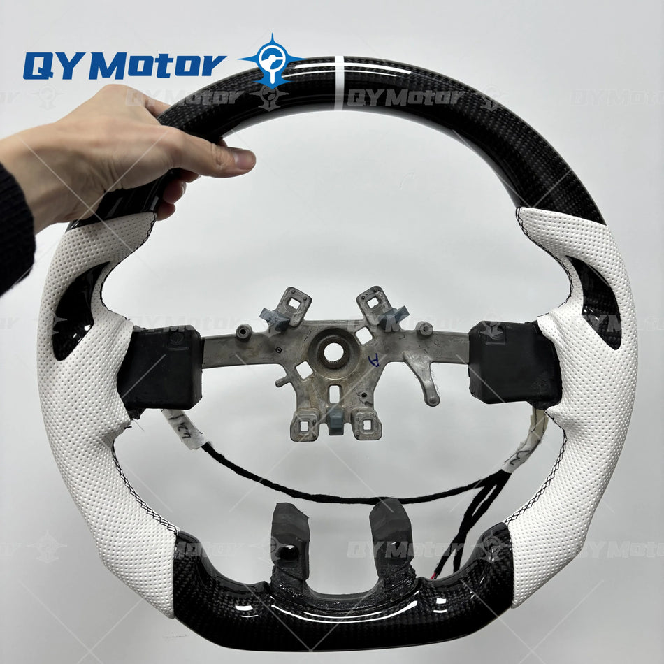 Dodge Ram 1500 Volant s bílou perforovanou kůží z uhlíkových vláken a vyhříváním