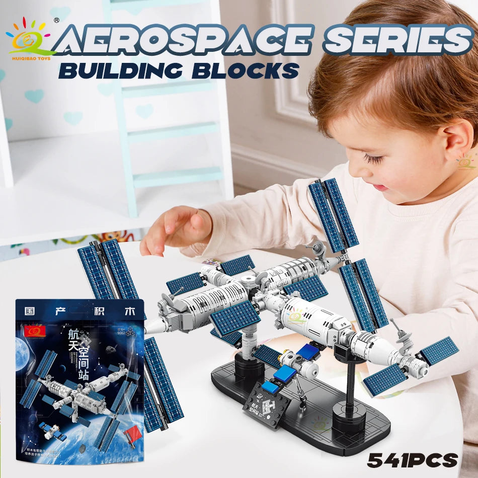 HUIQIBAO Space Station Blocks &ndash; Includes Astronaut Figure