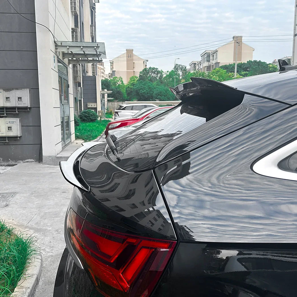 Audi Q5 2016 till 2024 Glansig Svart Kolfiberlook Bakspoiler