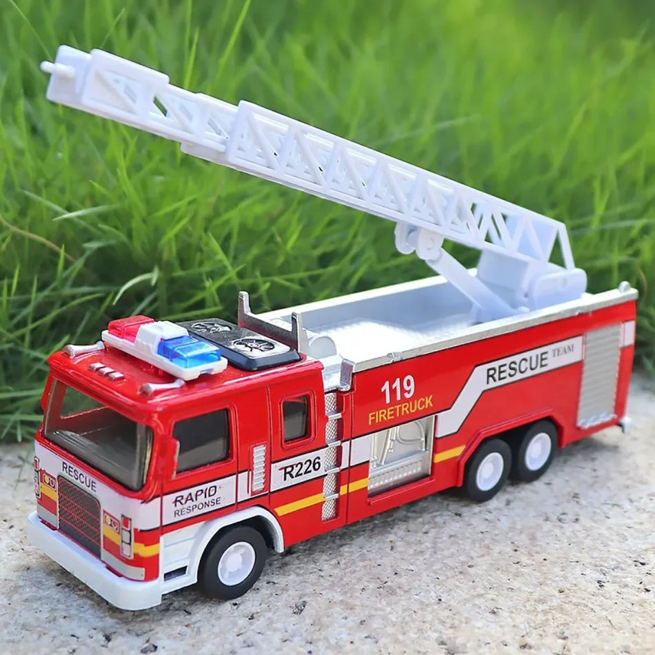 Mașină de pompieri din metal diecast 1:32 cu lumini și sunete, cu caroserie din aliaj și anvelope din cauciuc.