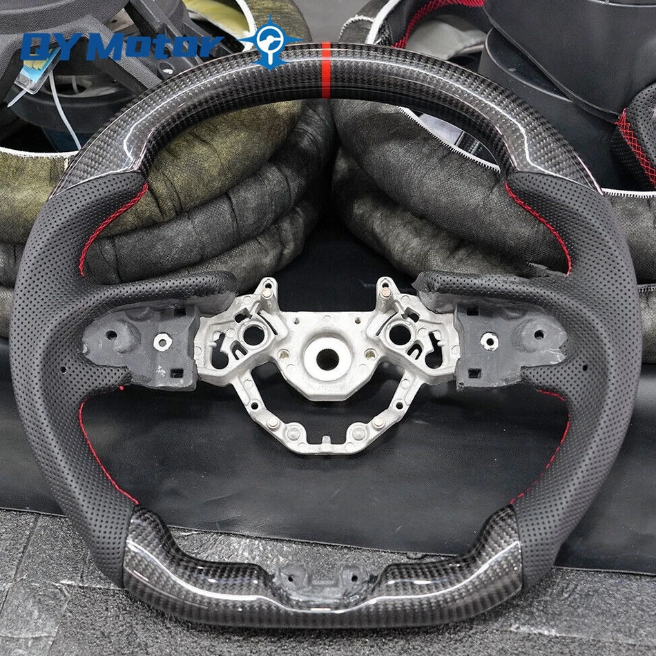 Volan Nissan GT-R R35 cu piele perforată din fibră de carbon