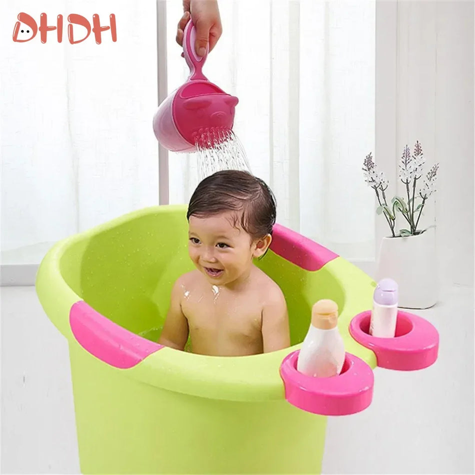 Bonnet de bain mignon en cartoon et tasse à shampooing pour le bain des enfants.