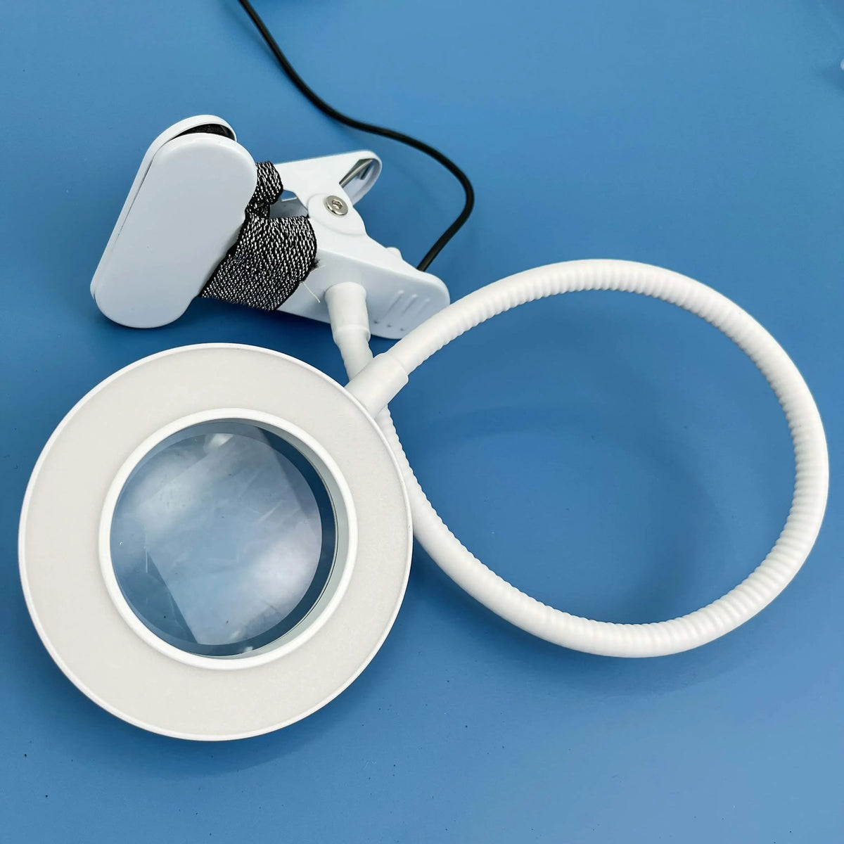 10X Clip Magnifying Glass With Lamp &ndash; Embroidery Design 95 white