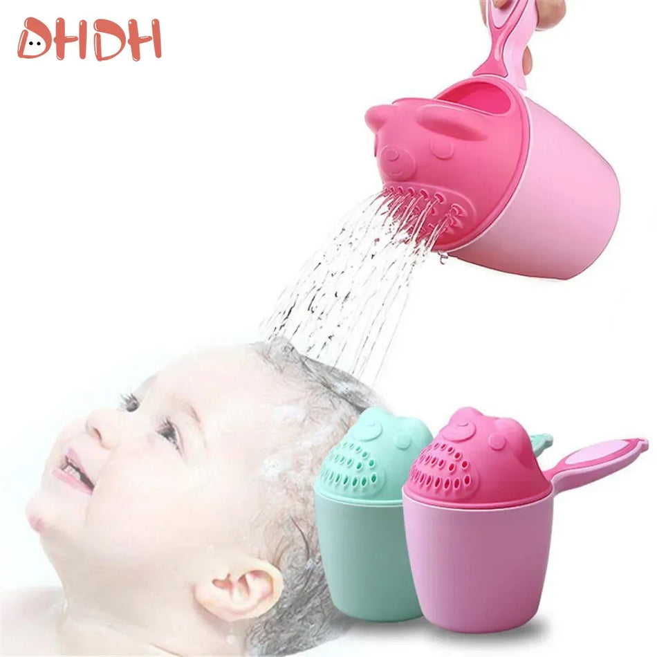 Bonnet de bain mignon en cartoon et tasse à shampooing pour le bain des enfants.