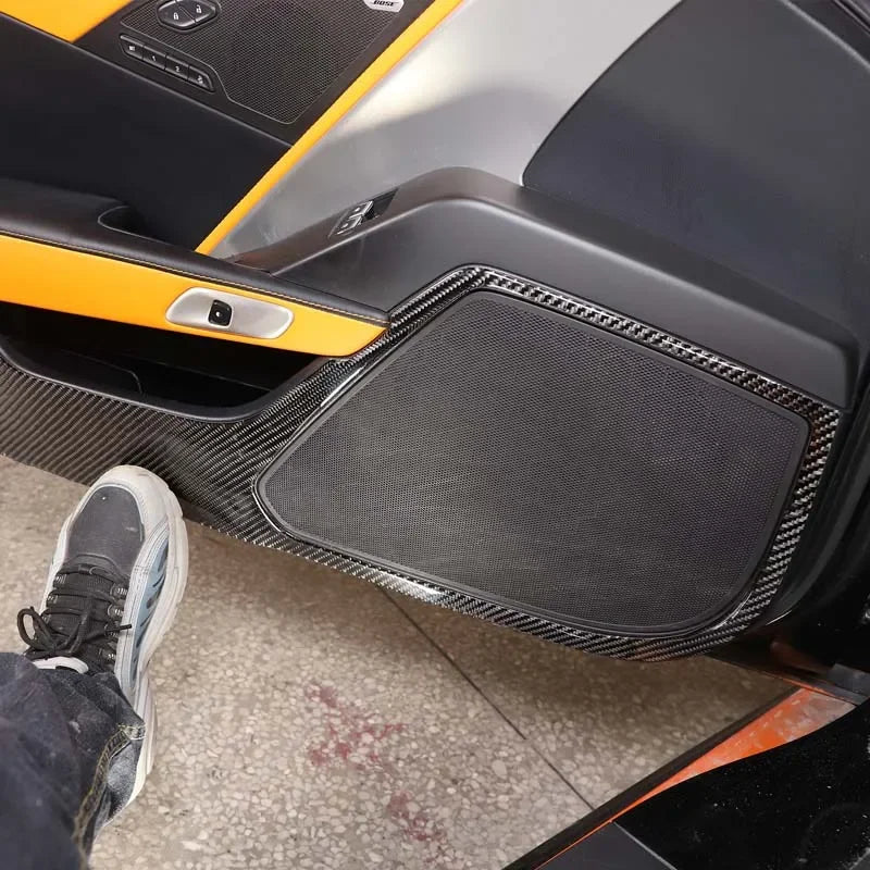 Punainen hiilikuituinen anti-kick-ovipaneelin kansi Corvette C7:lle