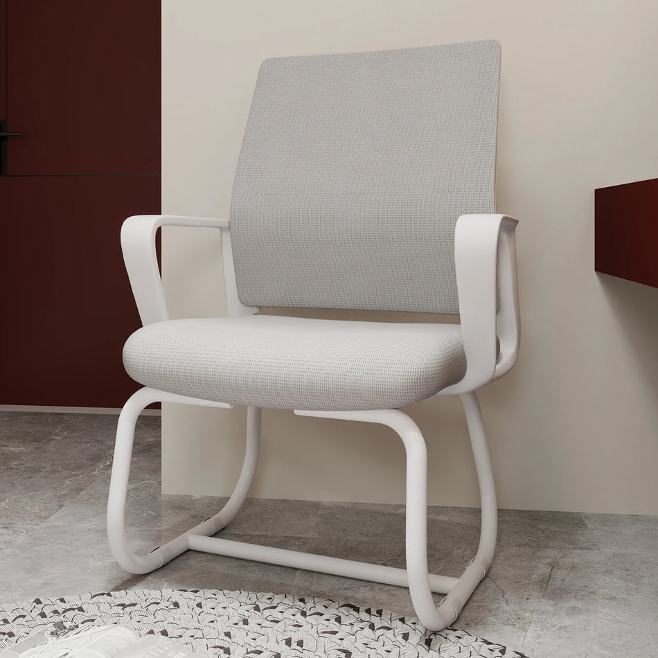 Минималистичен модерен офис стол с мрежеста облегалка и метална рамка