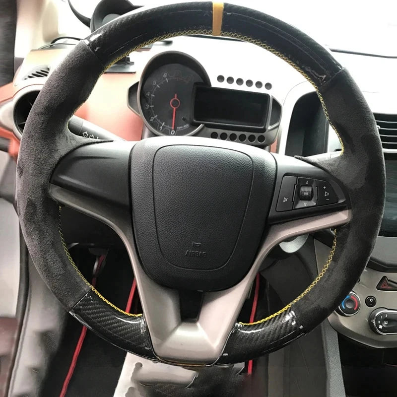Copertura del volante in suede nero cucita a mano per Chevrolet Cruze Aveo Holden