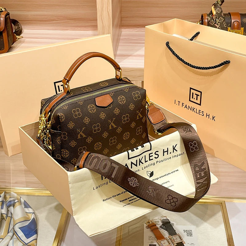 Geantă de umăr crossbody pentru femei, de designer, cu exterior din PVC, stil pernă moale pentru toamna iarna 2025