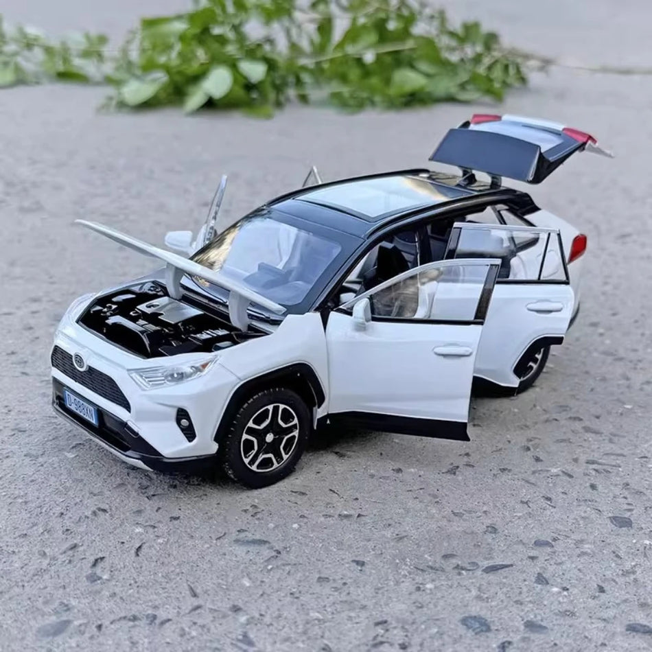 Mașină de jucărie din metal la scară 1:22 RAV4 SL63 cu uși deschise, cu mecanism de întoarcere și caroserie din aliaj.