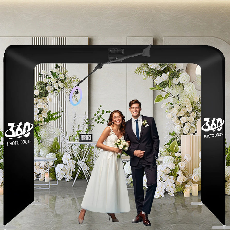 Kannettava 360 valokuvauskojuke, jossa on räätälöity logo ylhäällä häitä varten