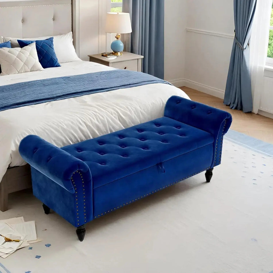 Klop za shranjevanje iz žameta s tufted ottomanom in rokama na koncu postelje