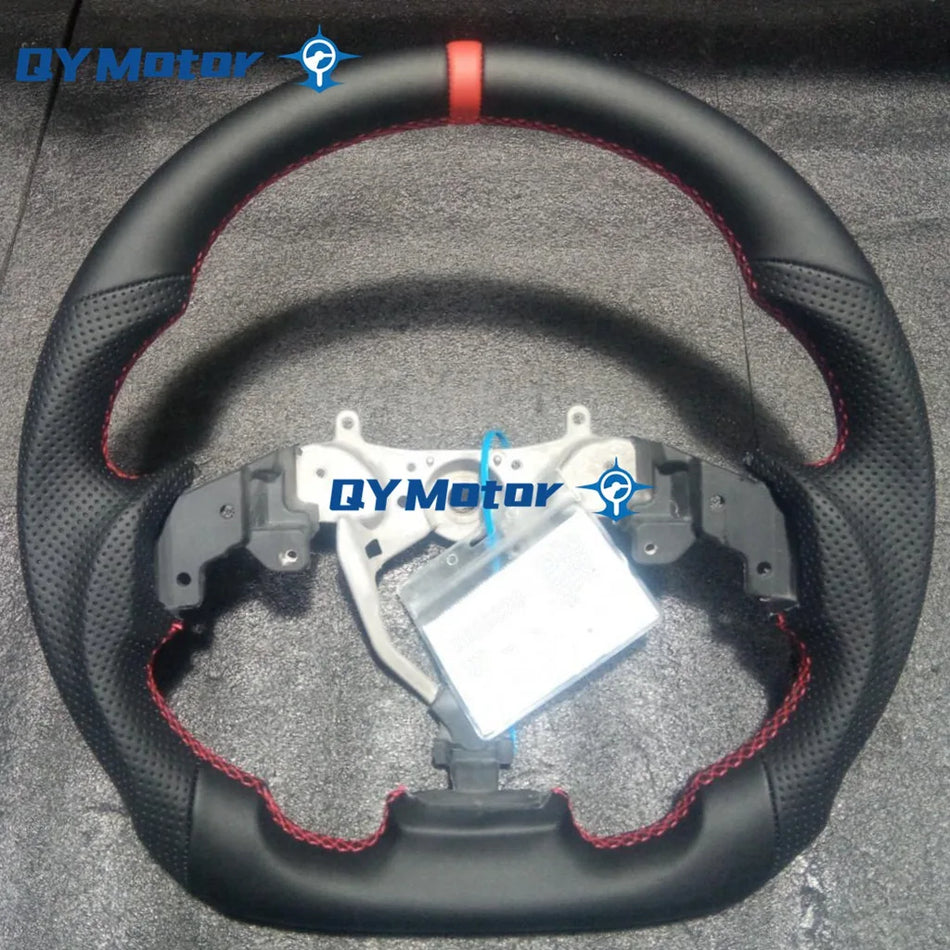 Volante in pelle Lexus IS con cuciture rosse, liscio e perforato