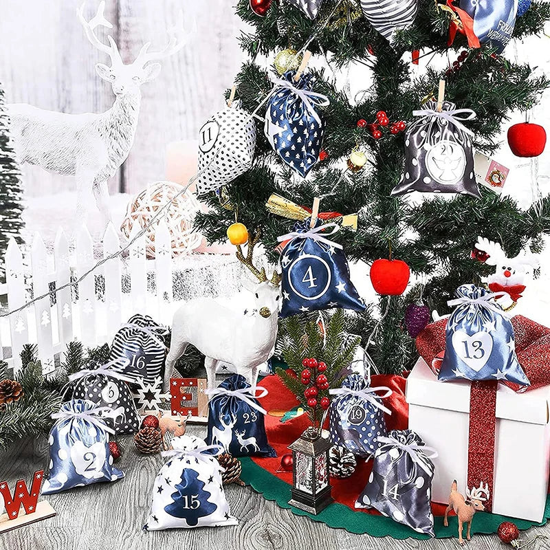 Χριστουγεννιάτικες Τσάντες Δώρου Ημερολογίου Αντίστροφης Μέτρησης, 24 Τεμάχια, Υφασμάτινες Τσάντες με Αυτοκόλλητα Χαρτιού για DIY και Ξύλινα Στολίδια