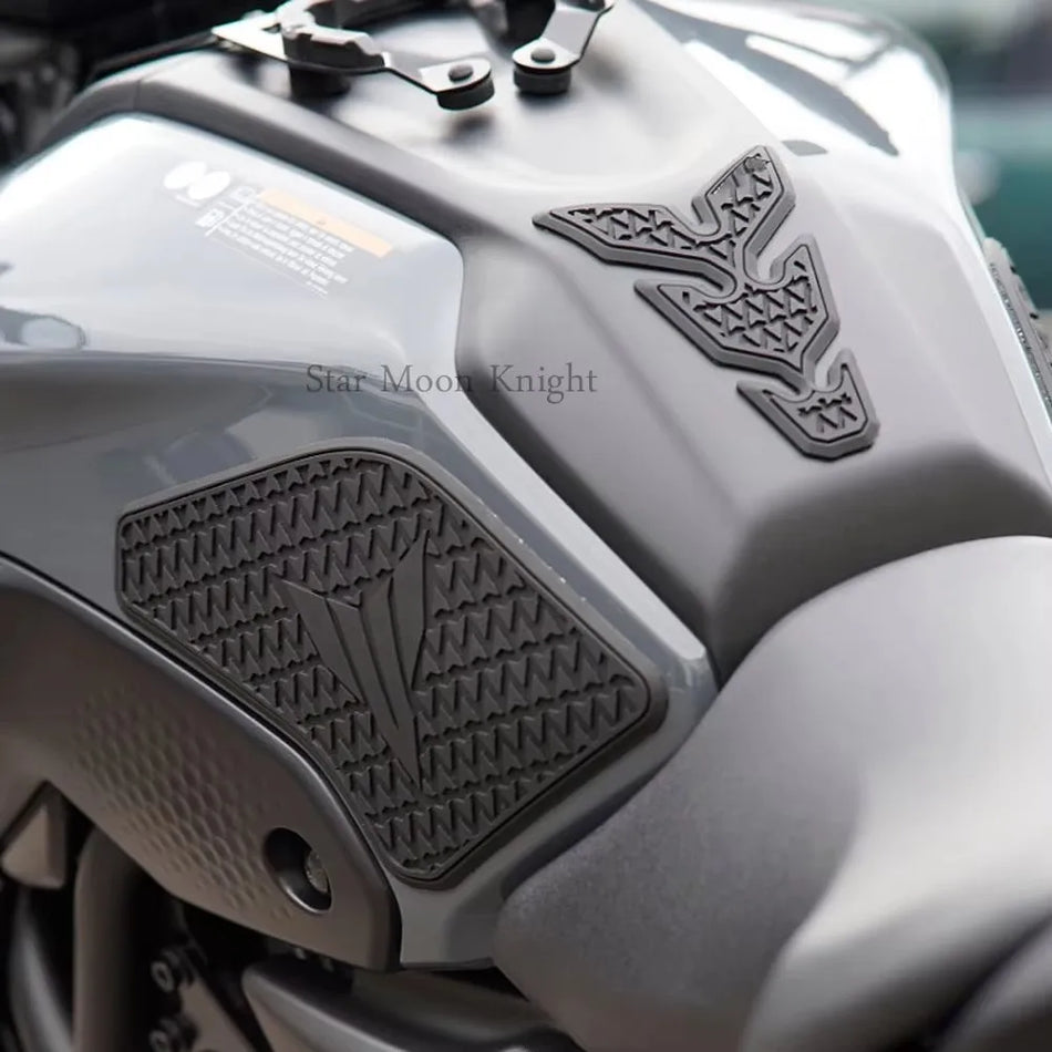 Yamaha MT-07 Tank Pad Protector med gummigreb for maksimal trækkraft, 2021-2024