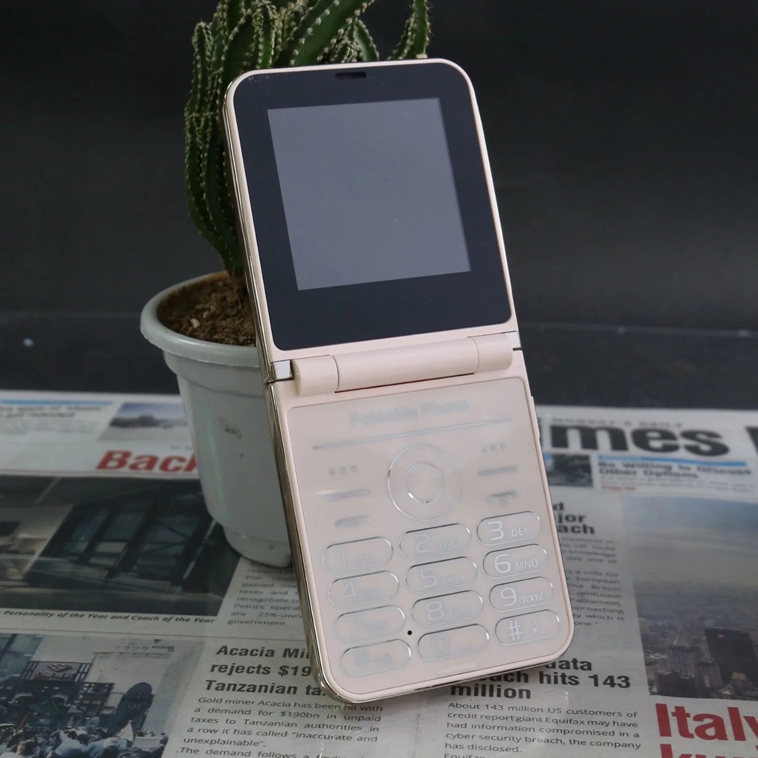 Unlocked Elderly Push Button Phone &ndash; Four SIM Slots Gold / Standard