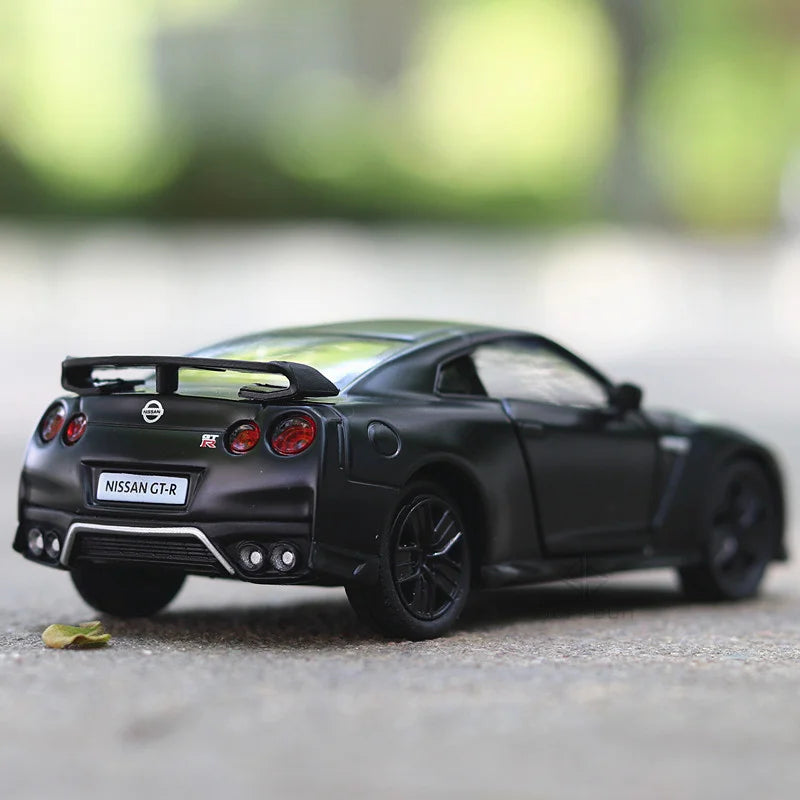 Model de mașină la scară 1:36 din metal diecast pentru Nissan GTR