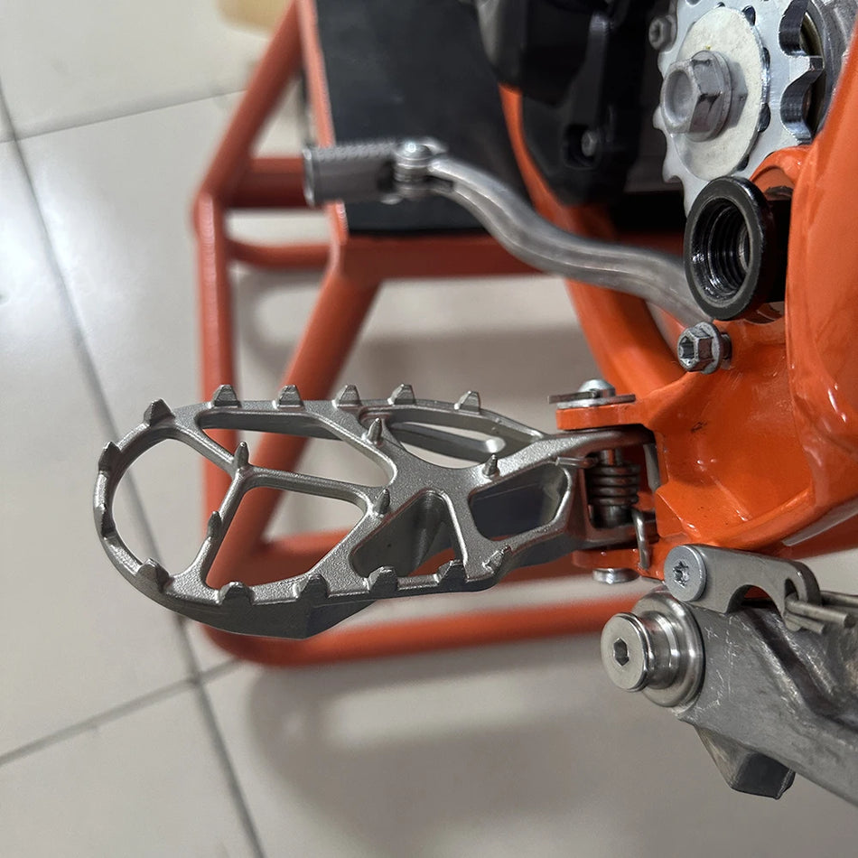 KTM EXC300 2024 Voetsteunen Gemaakt van Roestvrij Staal voor Duurzame Motorfiets Pedalen en Meer