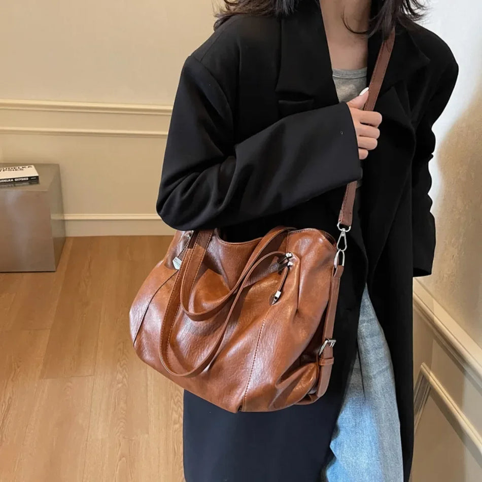 Suuri kapasiteetti pehmeä nahkainen olkalaukku naisille, ristikkäislaukku retrotyylillä