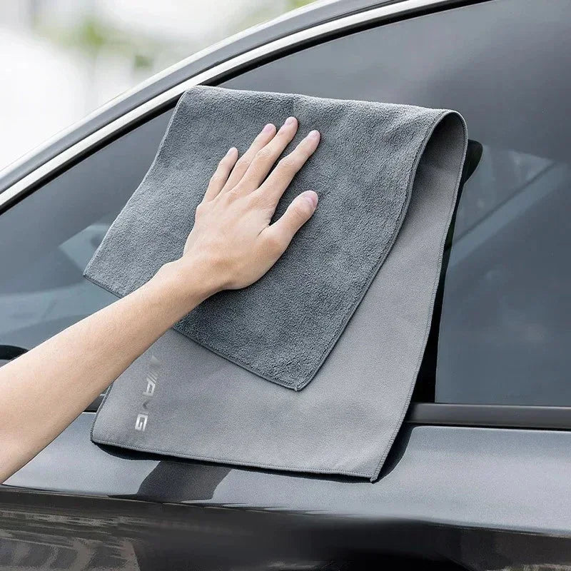 High-Quality Suede Glass Cleaning Cloth - Absorbent &amp; Traceless for Mercedes Benz Models (AMG GLC GLE GLB GLS W204 W205 W203 W211 W212 W213)