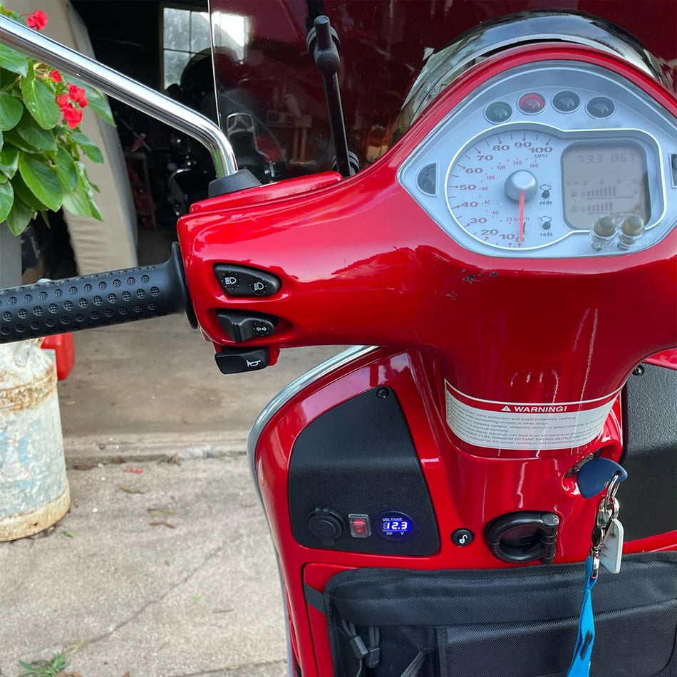 Vespa GTS Serie Cigaretlighteradapter med Voltmeter og Dobbelt USB-porte