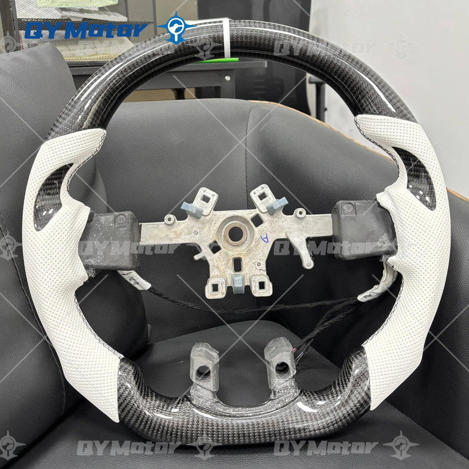 Dodge Ram 1500 Volant s bílou perforovanou kůží z uhlíkových vláken a vyhříváním