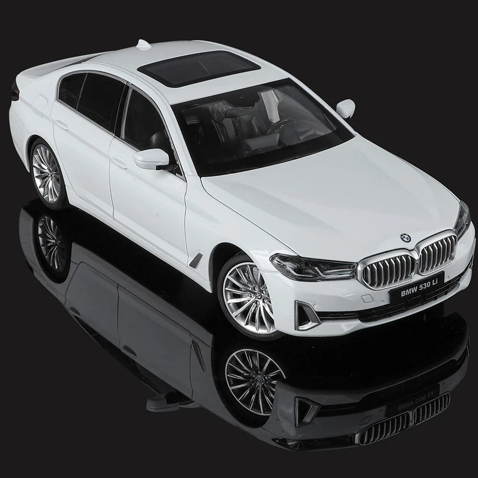 Modelo de coche deportivo de metal fundido a escala 1:18, 530Li XDrive 500K, juguete de aleación con puertas que se abren, decoración para el hogar.