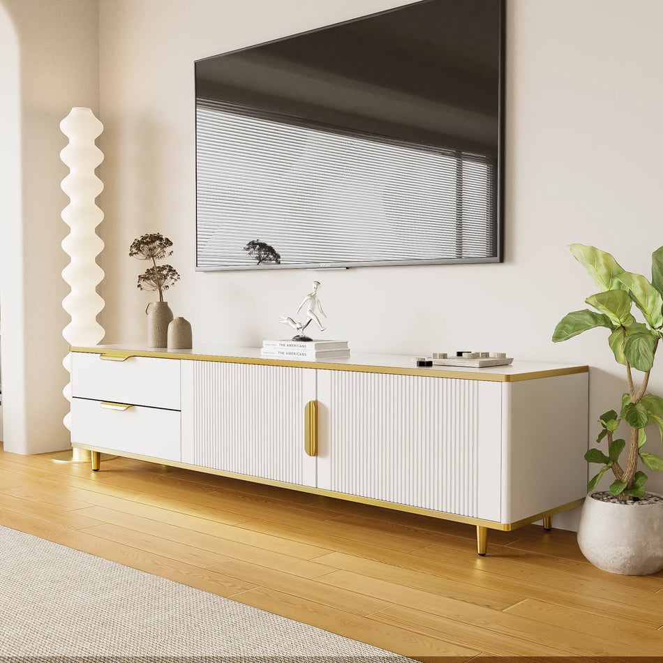 TV-skab med marmorstruktur og guldhåndtag og -ben