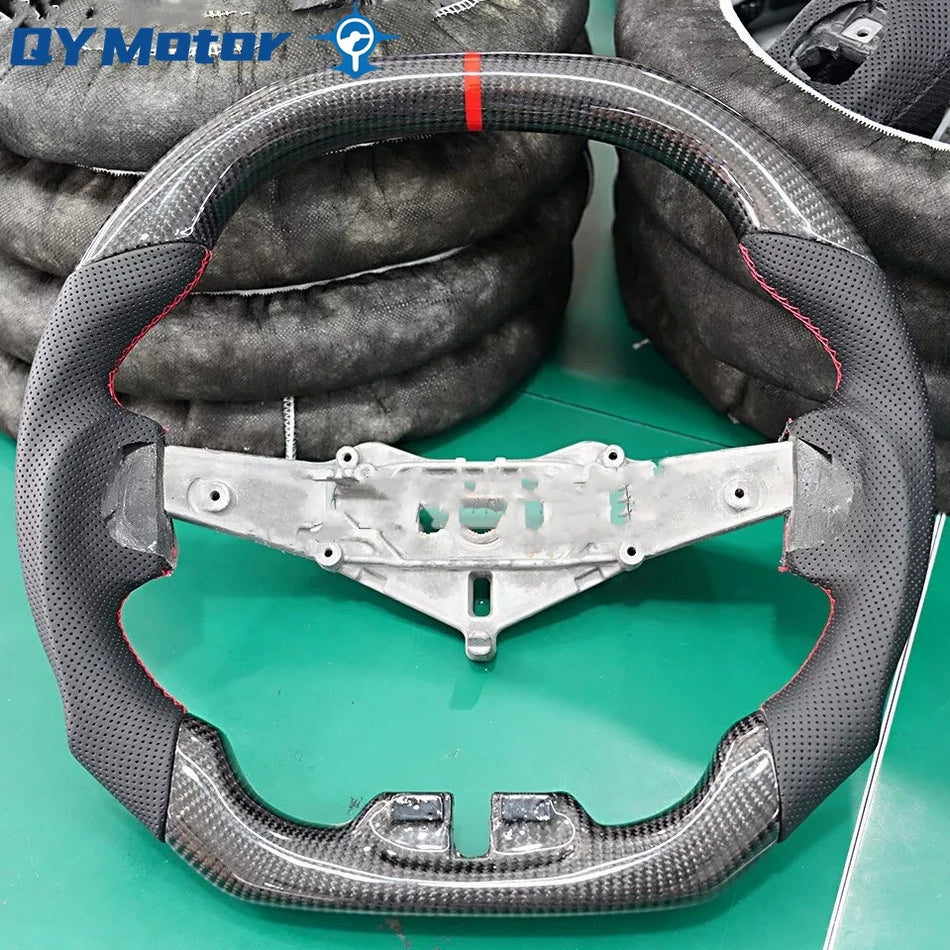 Volant Dodge Charger s pravým uhlíkovým vláknem a perforovanou kůží