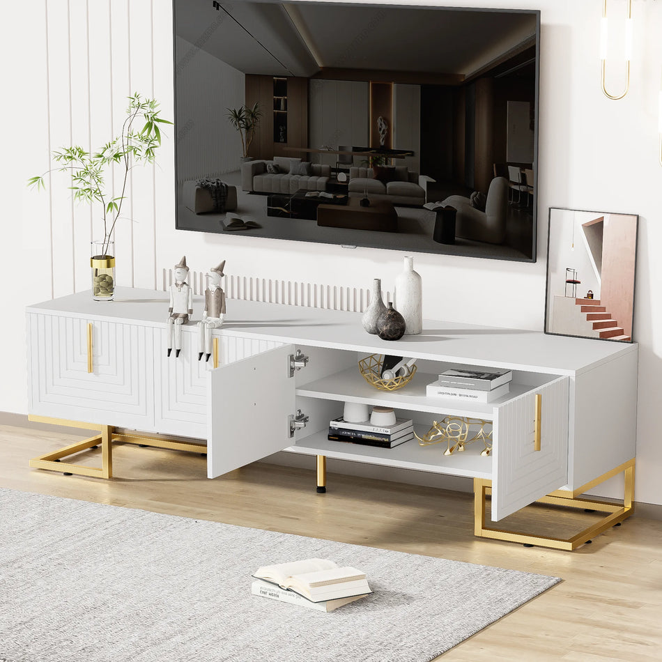 Biała nowoczesna szafka telewizyjna z teksturowanymi drzwiami i złotymi nóżkami