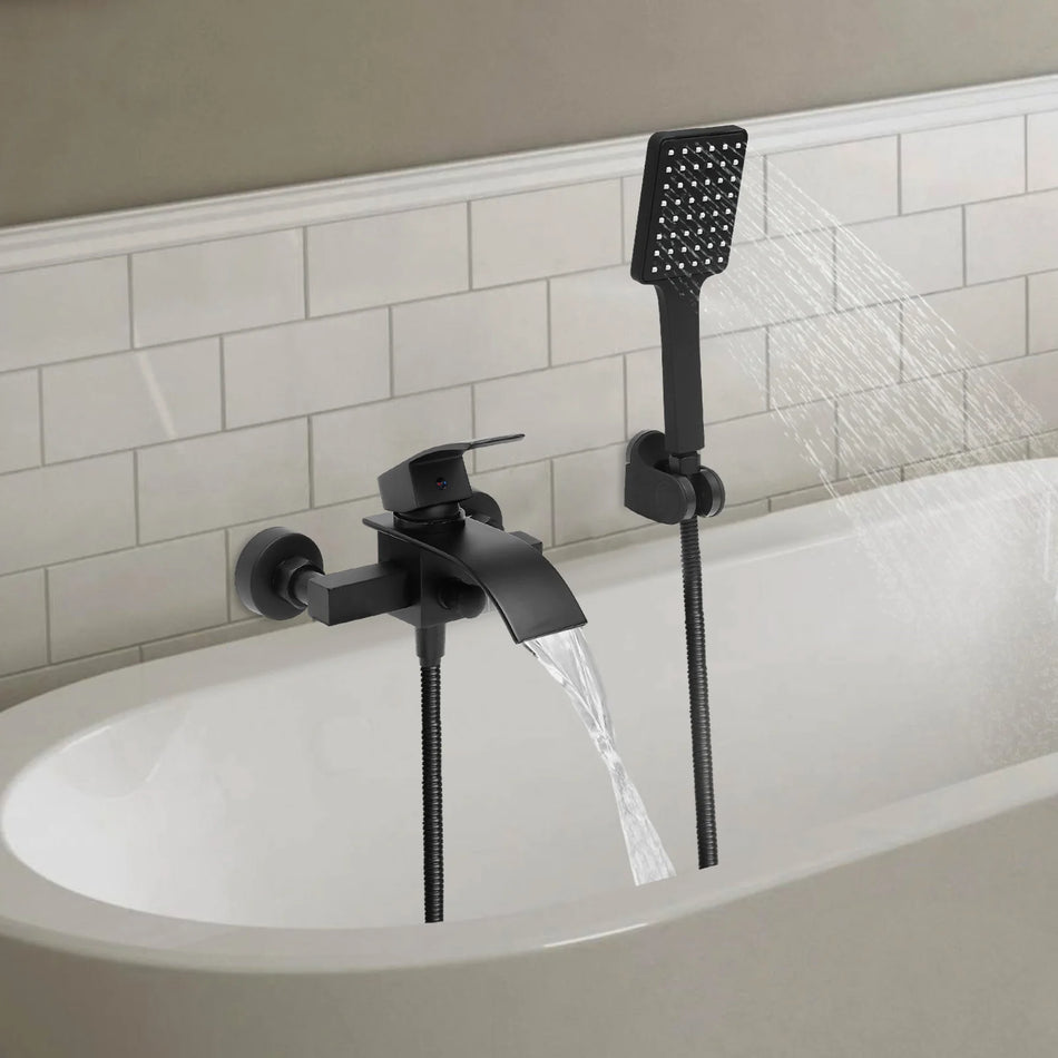 Svart väggmonterad duschkran med dubbelutlopp för badkarsspruta