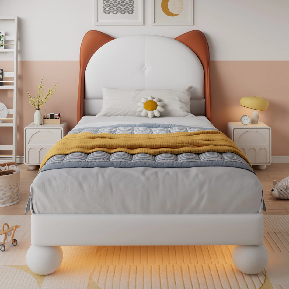 Pat pentru copii cu tăblie în formă de urechi de pisică și LED sub pat